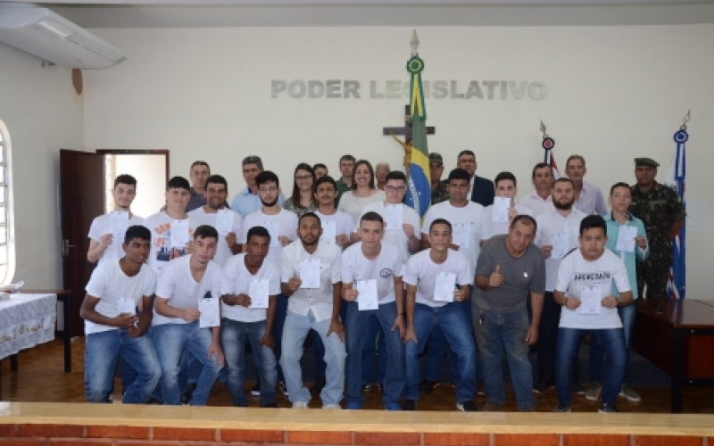 Jovens recebem certificados de Dispensa de Incorporação (CDI) em Piquerobi