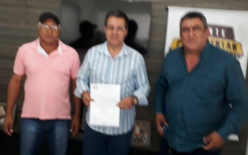 PREFEITO DUDU E VICE AUGUSTO PEDE VERBA E AJUDA A PIQUEROBI EM REGIÃO COM DEPUTADO