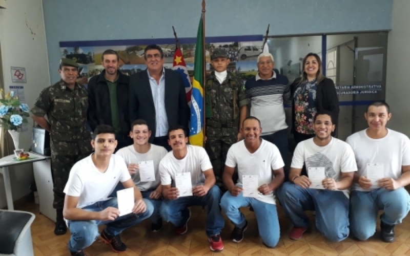 Em dia com o Serviço Militar. Jovens Piquerobienses recebem CDI