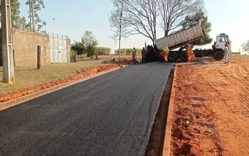 A rua Carlos Gaidarge teve sua extensão asfaltada