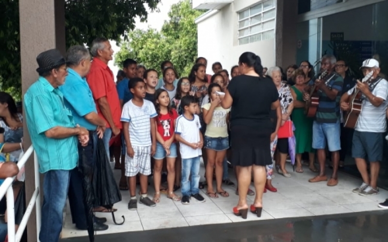 Prefeitura entrega dois ônibus novos para atender a população de Piquerobi