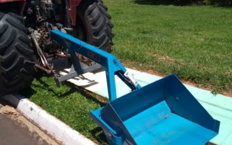 Associação dos Produtores Rurais de Piquerobi adquiriram um distribuidor de adubo e calcário e uma Pá traseira agrícola