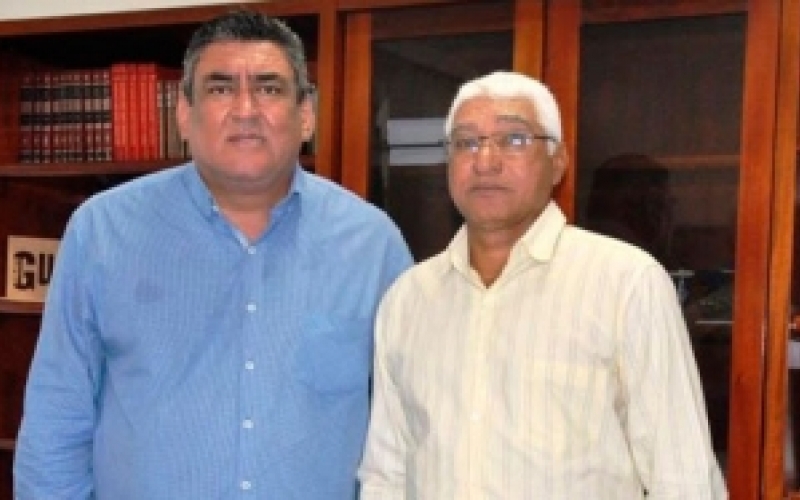 DIRETOR DO DETRAN FAZ ENTREGA DE RECIBO DE MOTOS A PREFEITURA.
