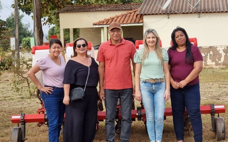 Entrega dos implementos para os trabalhadores dos assentamentos
