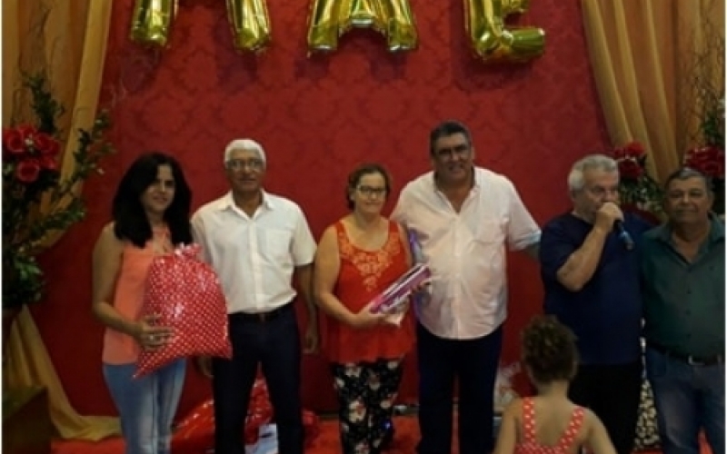 JANTAR REALIZADO PELA ADMINISTRAÇÃO REUNE MÃES DE PIQUEROBI EM COMEMORAÇÃO AO SEU DIA