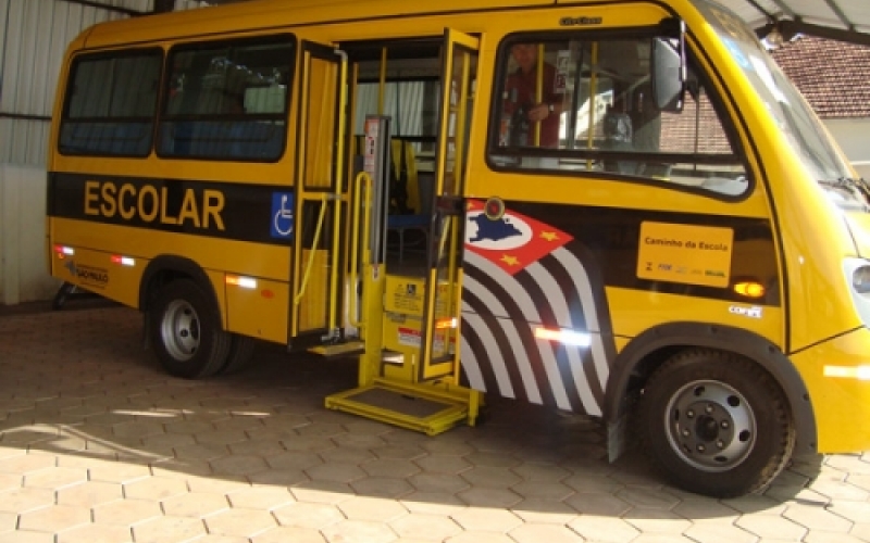 Piquerobi é contemplado com novo micro ônibus.
