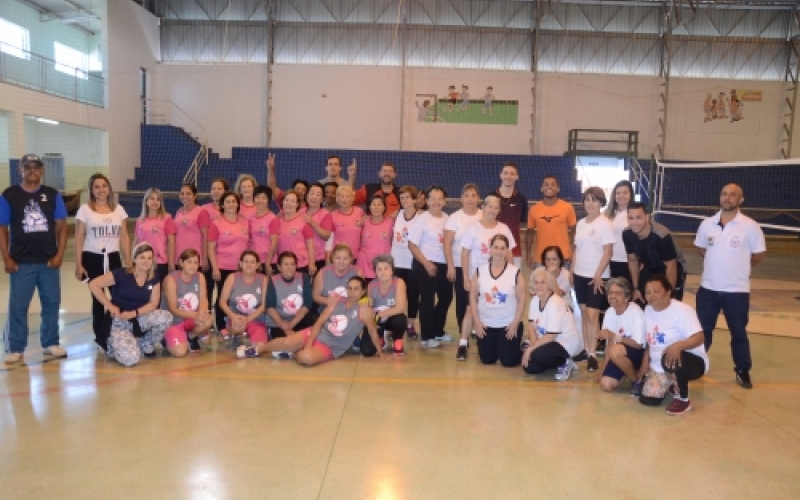 Dia de interação reúne times de vôlei adaptado em Piquerobi
