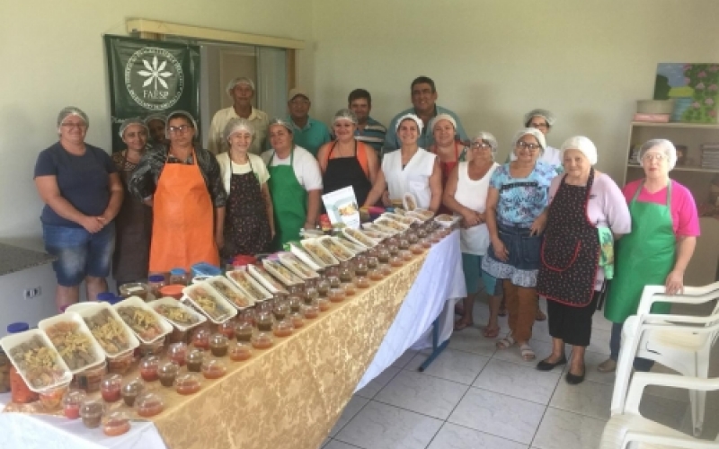 Curso de processamento artesanal de frutas é realizado em Piquerobi