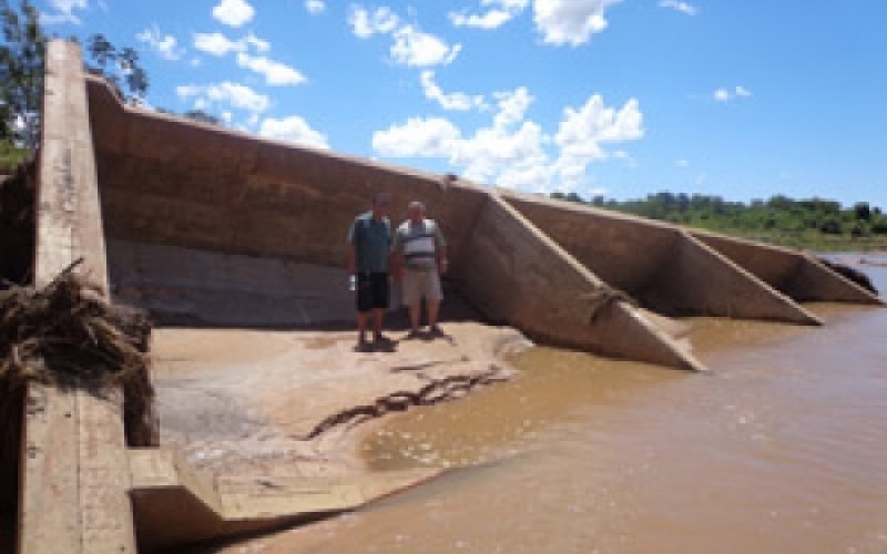 Em Piquerobi foi construído uma passagem provisório para os moradores da Zona Rural.