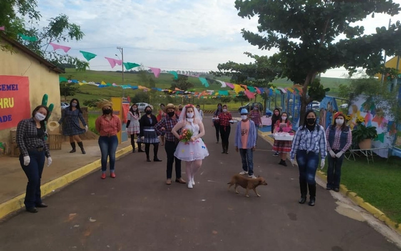 CEMEI Tia Maura inova e realiza Festa Junina no modelo ?drive-thru?