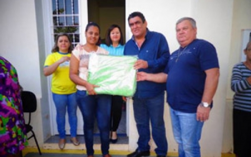 Ação solidária - entrega de cobertores