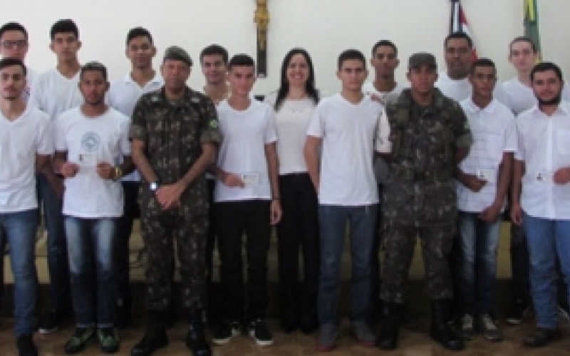 Cerimônia de juramento à bandeira e entrega de certificados de reservista aos jovens Piquerobienses