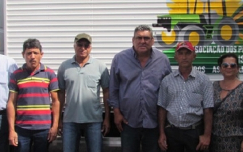 Caminhão baú é entregue para agricultores