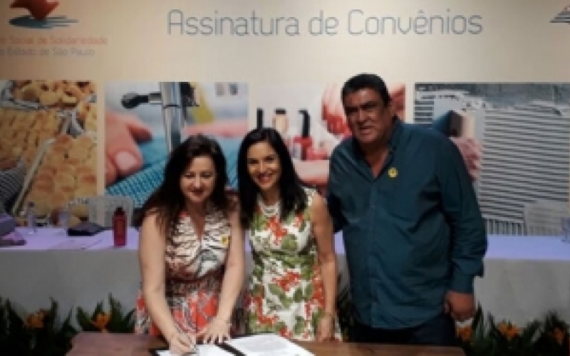 Administração assina convênio do Projeto Horta Educativa
