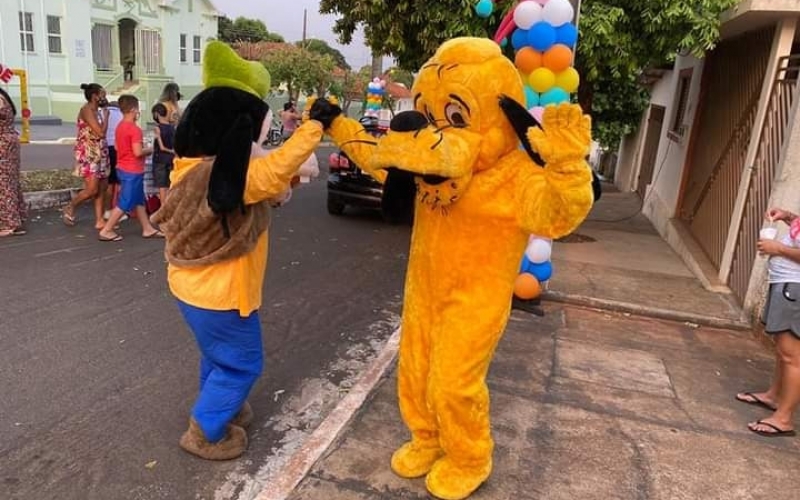 Escola Vergani realiza Drive Thru para comemorar o dia das crianças